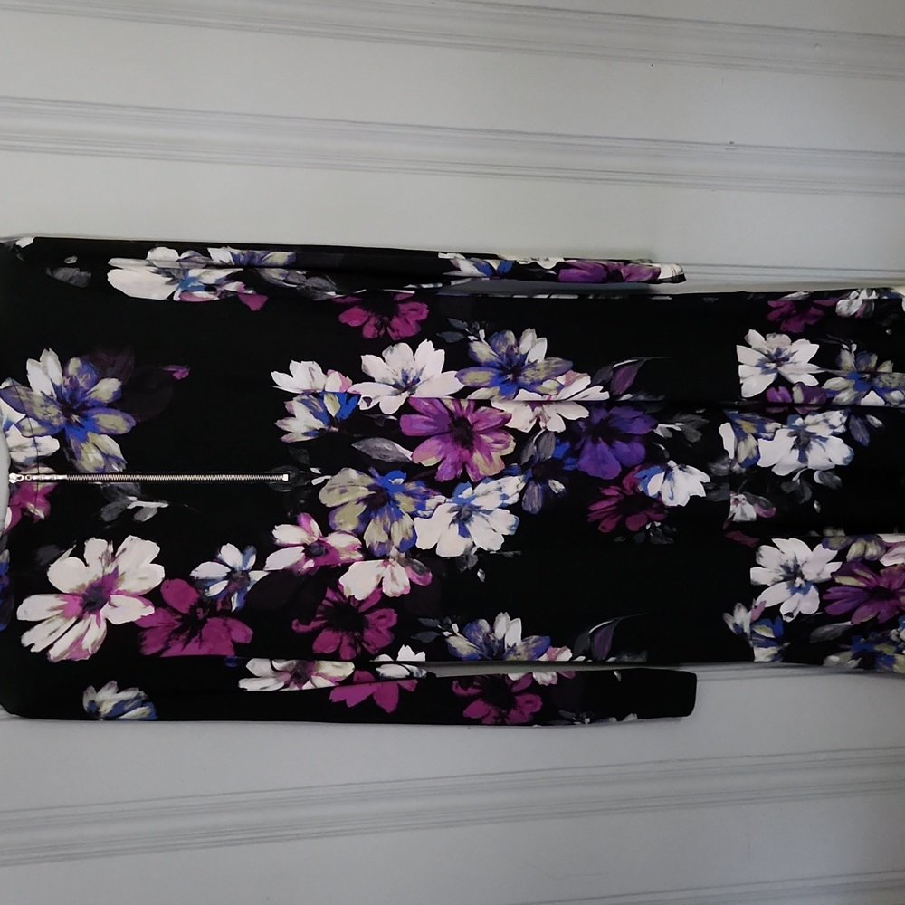 Tommy Bahama BRAND NEW! Black Floral Dress with A Ruffled Ending. - Picture 5 of 8